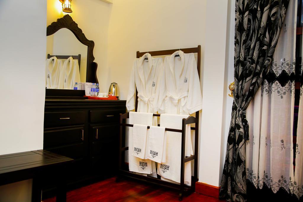 Hotel White House Anuradhapura Bagian luar foto