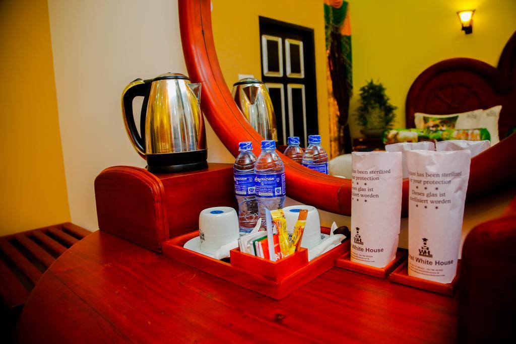 Hotel White House Anuradhapura Bagian luar foto