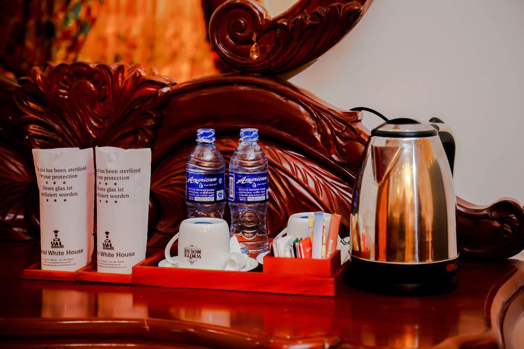 Hotel White House Anuradhapura Bagian luar foto