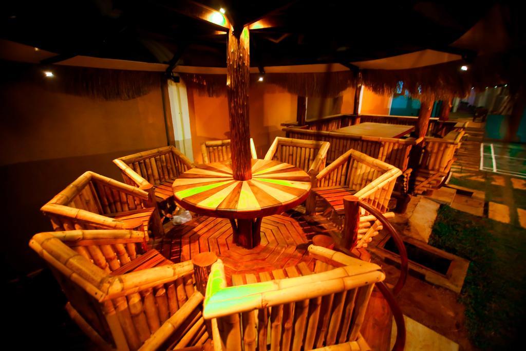 Hotel White House Anuradhapura Bagian luar foto