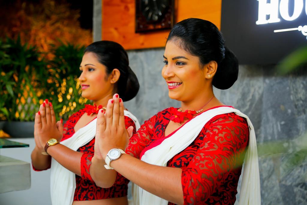 Hotel White House Anuradhapura Bagian luar foto